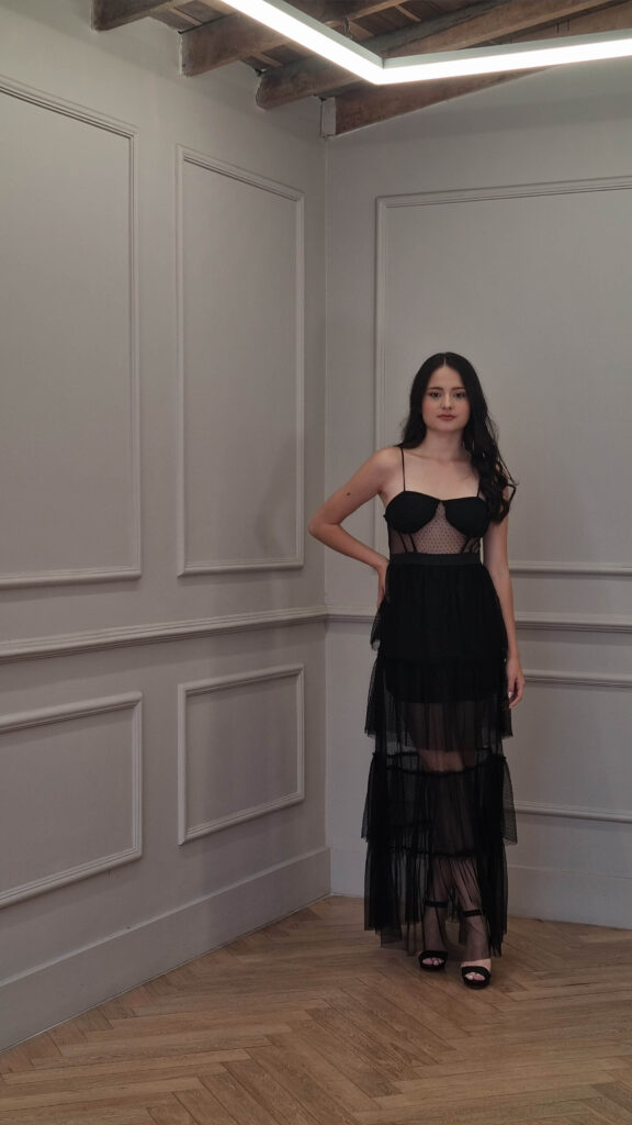 Vestido Largo Negro Estilo Bustier con Falda de Capas Transparente